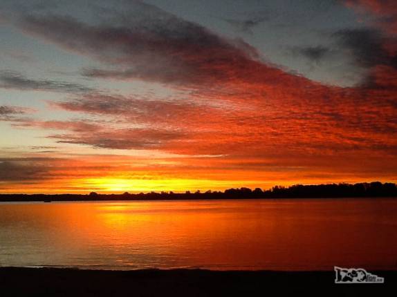 Um fantástico entardecer nas águas do rio Uruguay, em Paysandú, no Uruguai
